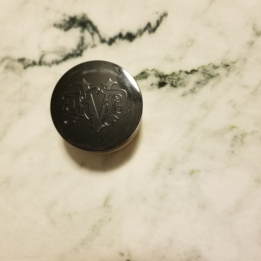 Kat Von D Lock It Brightening Powder- Golden